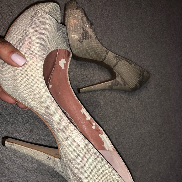 Vince Camuto iridescent snakeskin platform heel - Picture 6 of 7
